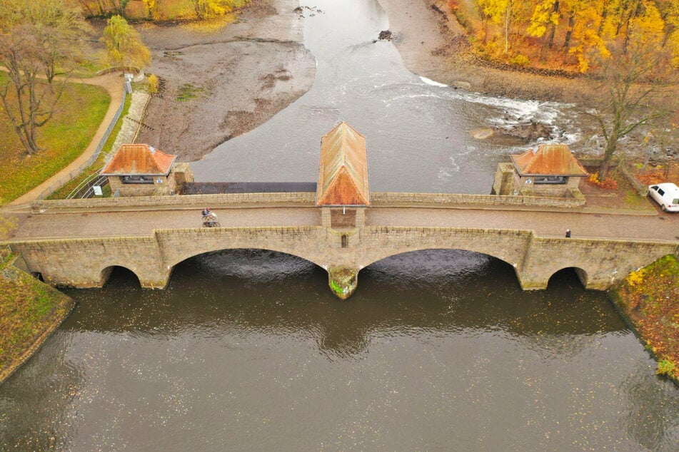 Der Grund: Am Elsterwehr wird die jährliche Funktionsprobe durchgeführt.