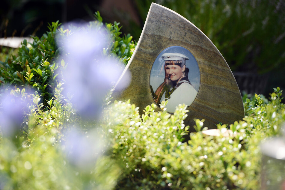 Ein Foto der auf der "Gorch Fock" ums Leben gekommenen Soldatin Jenny Böken ist auf ihrem Grab auf dem Friedhof zu sehen.