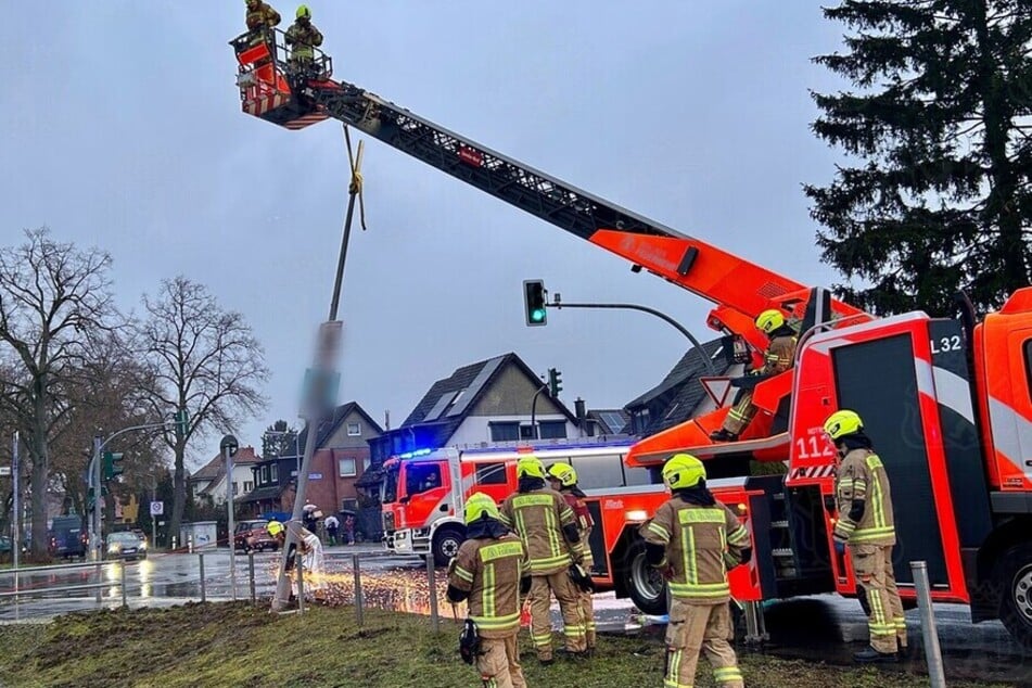 Bei der Sicherung der Laterne kamen auch ein Trennschleifer zum Einsatz.