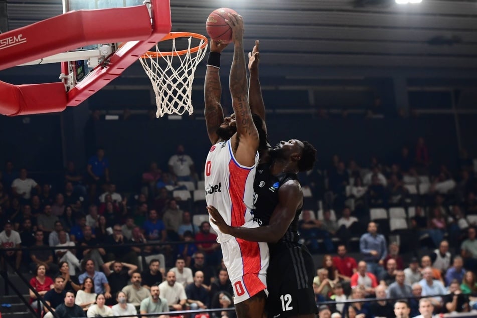 Nate Watson (l.) von Panionios Athen beim Einnetzen. Niners-Spieler Amadou Sow (r.) und seine Jungs mussten in Athen eine knappe Niederlage einstecken.