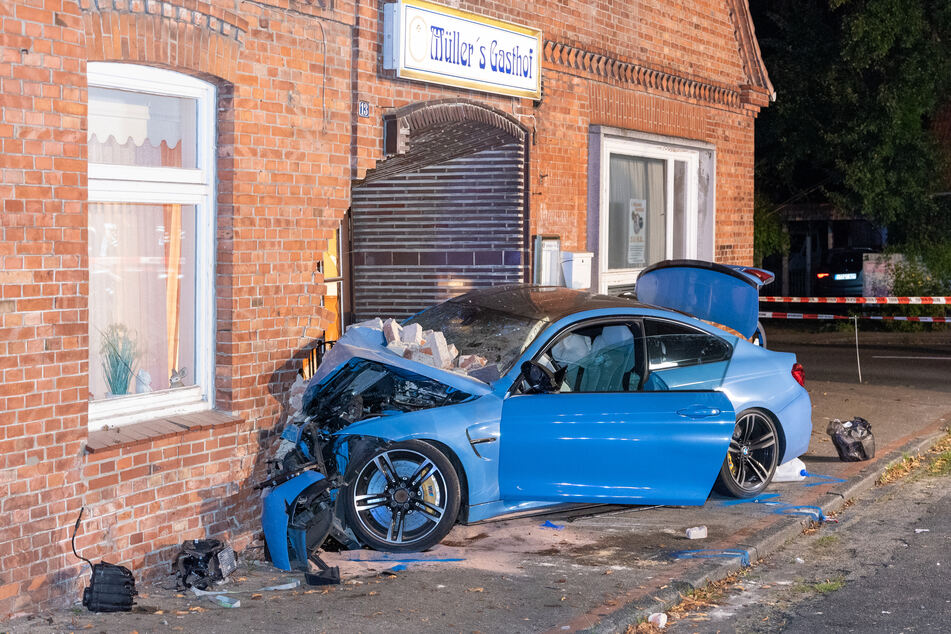 Der BMW raste in die Fassade des Hauses. Ein Mann starb, einer wurde schwer verletzt.
