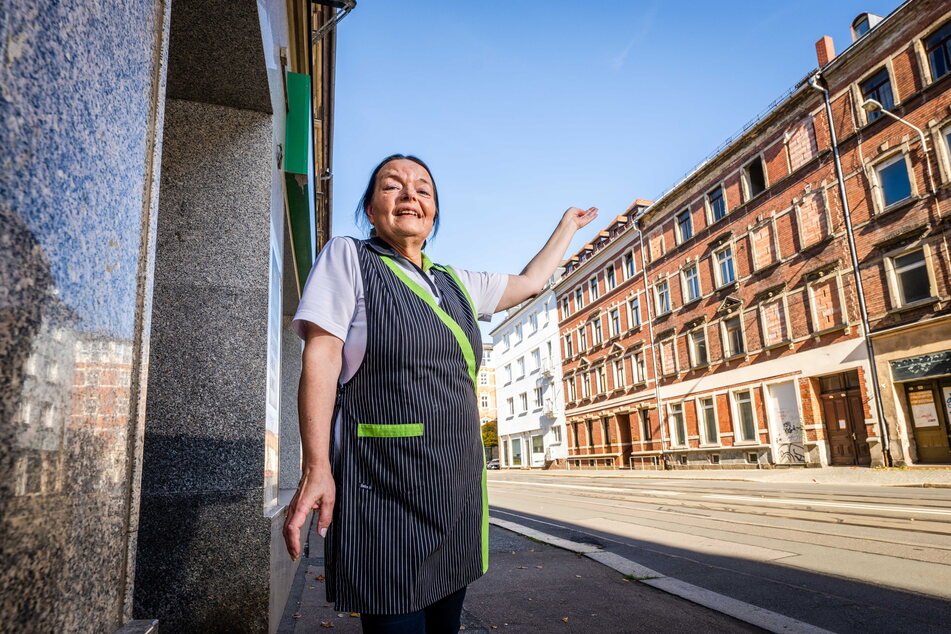 Bäckereiverkäuferin Monika Bär (61) zeigt auf das Zwickauer Gebäude in der Leipziger Straße, das im Film für eine Berliner Mauerszene stand.