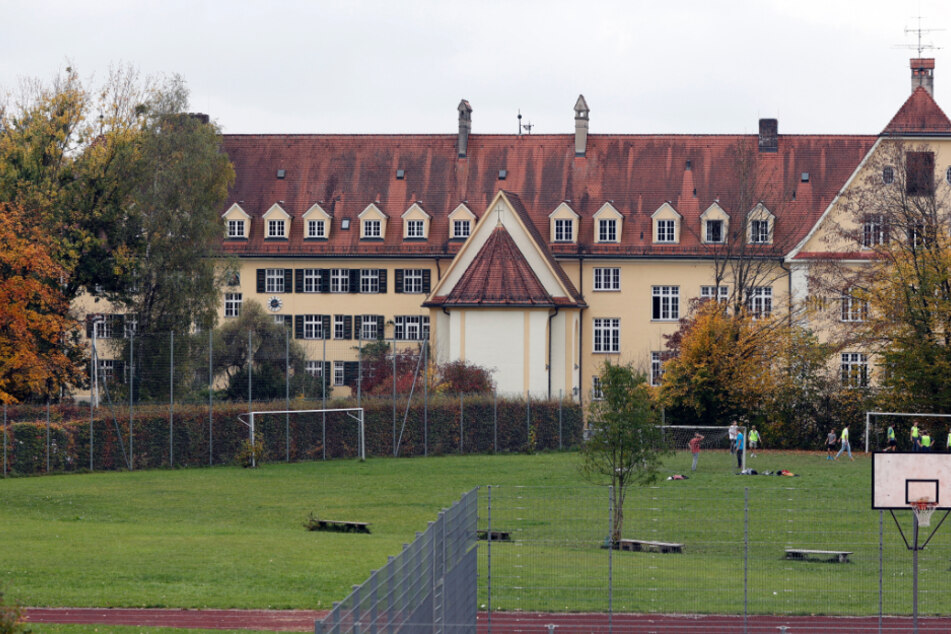 Das ehemalige geschlossene Heim in der Gemeinde Baiern im Landkreis Ebersberg beherbergt jetzt eine freie Privatschule.