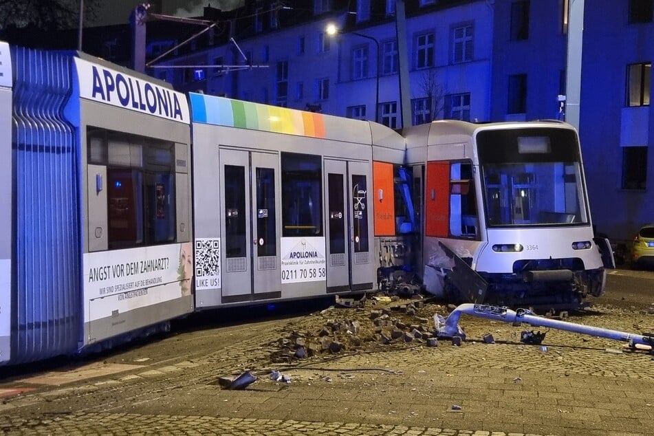 Die Bahn entgleiste und brach bei dem Unfall auseinander.