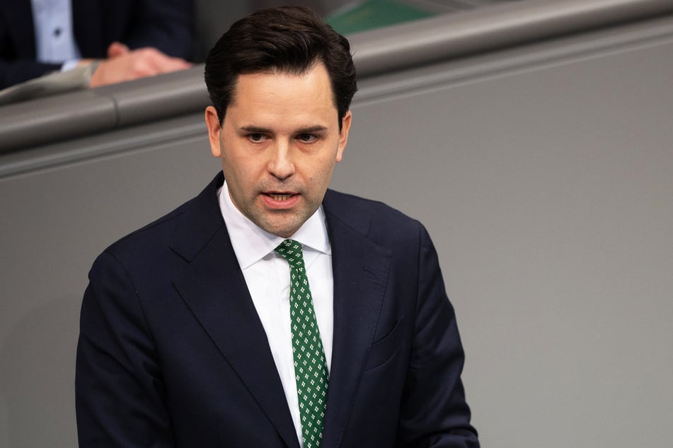 Junge-Unions-Chef Johannes Winkel (34) macht es seinem Chef, Kanzler Merz (70, CDU), nicht leicht.