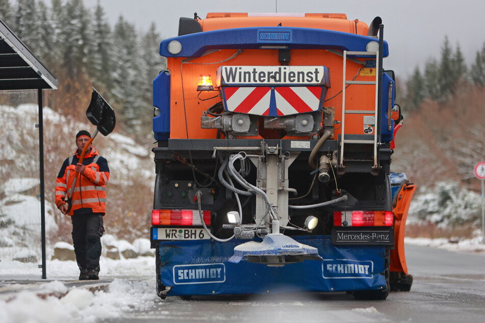 Der Dresdner Winterdienst war am Dienstag das erste Mal seit Wintereinbruch mit voller Mannschaft im Einsatz.