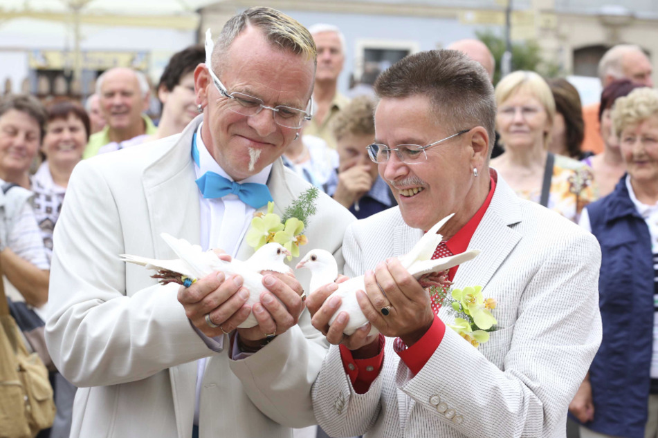 2012 ließen Bernd Warkus (r.) und Ullrich Baudis zur Hochzeit weiße Tauben vom Meissener Marktplatz in den Himmel fliegen.