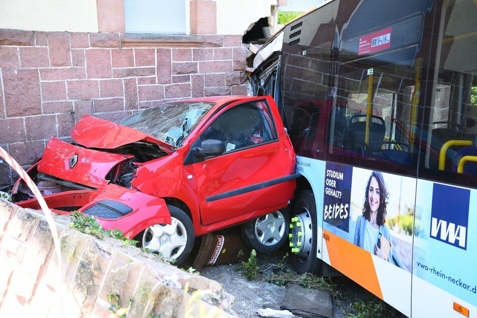 Auch mindestens ein Auto war in den Unfall involviert.
