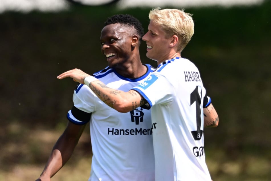 Jubel bei Albert Grönbaek (r.) und Patson Daka: Die beiden trafen gegen den 1. FC Heidenheim und sorgten so für den Testspiel-Sieg des HSV.