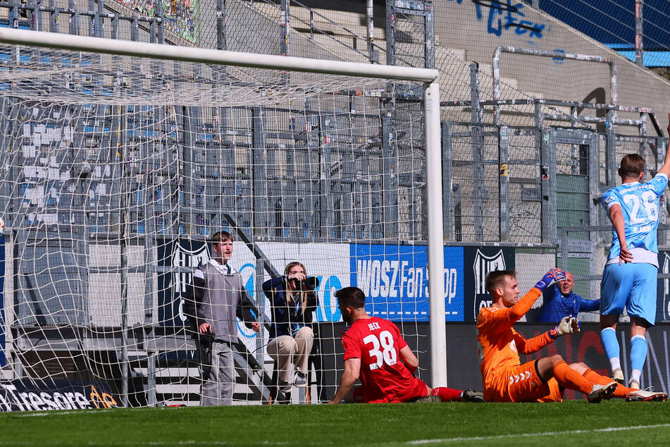 Der Befreiungsschlag für den CFC! Felix Müller (28) schoss kurz vor Schluss das 3:2 für die Chemnitzer.