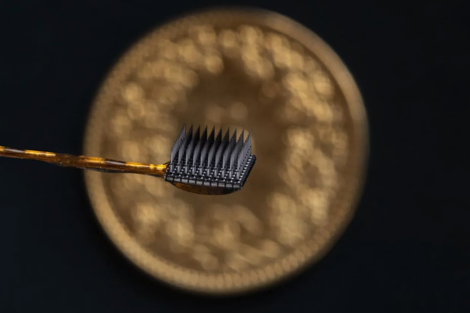 Zwei Mikroelektroden mit jeweils 3,2 mm Seitenlänge wurden dem Patienten implantiert.