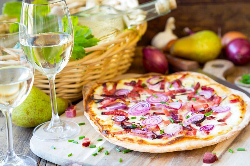 Mit ausgewählten Zutaten und reichlich Liebe werden im edelweiss die köstlichen Flammkuchen belegt.