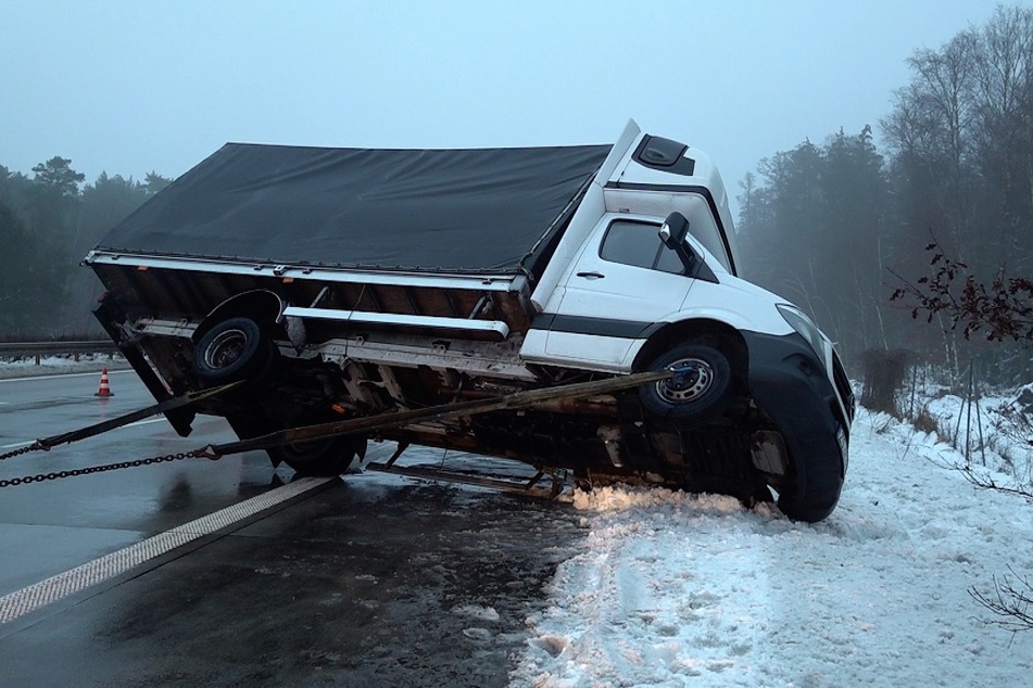 Unfall A2: Glatteis-Gefahr auf der A2! Kleintransporter kommt ins Schleudern und kippt um