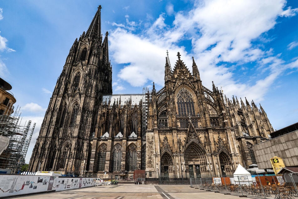 157 Meter hoch sind die Spitzen des Kölner Doms. Das größte Gebäude der Stadt ist inzwischen aber der Fernsehturm Colonius mit 266 Metern.
