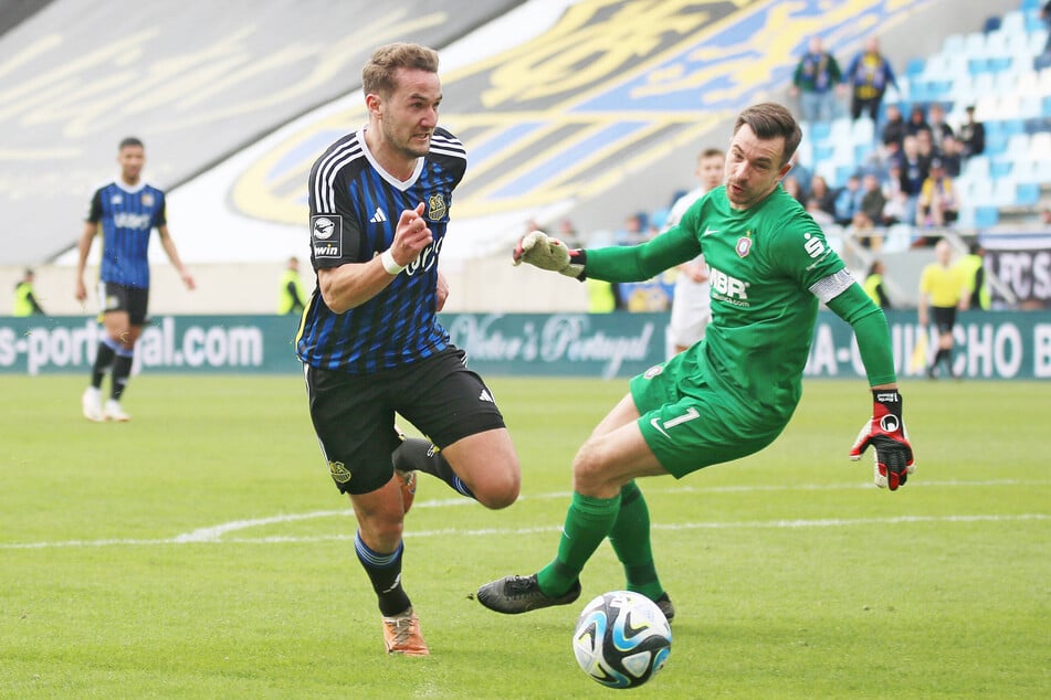In der Vorsaison versuchte Julian Günther-Schmidt (l.) noch, Aues Keeper Martin Männel (37) zu umkurven.