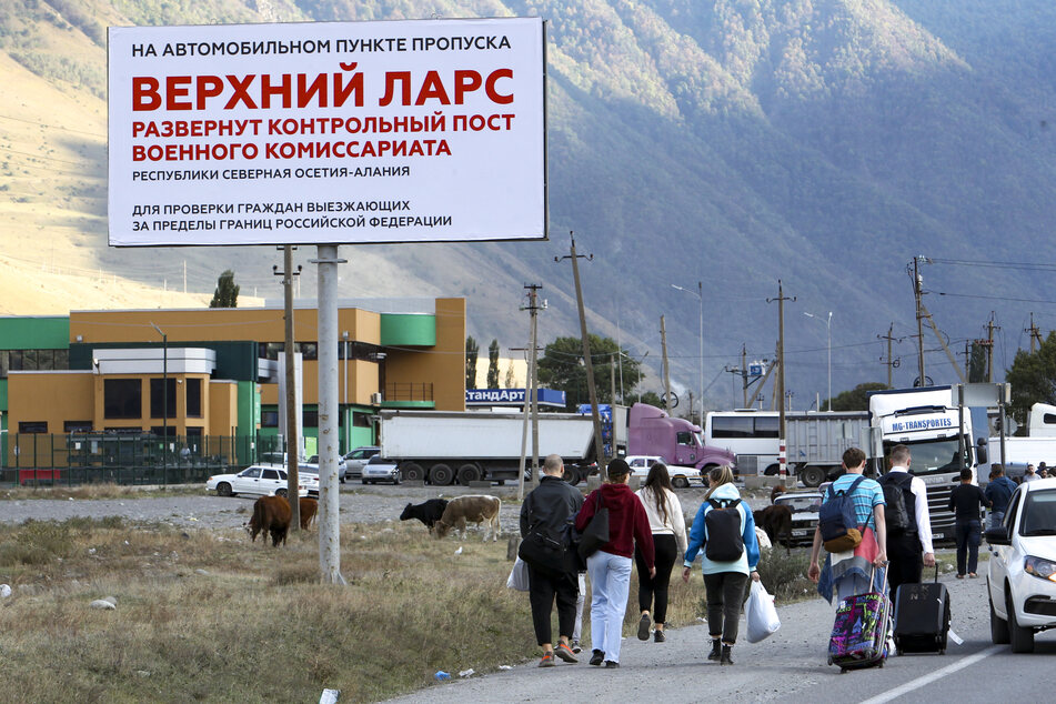 Viele Menschen wollen nur noch raus aus Putins Russland. Hier der Grenzübergang Werchni Lars zwischen Georgien und Russland.