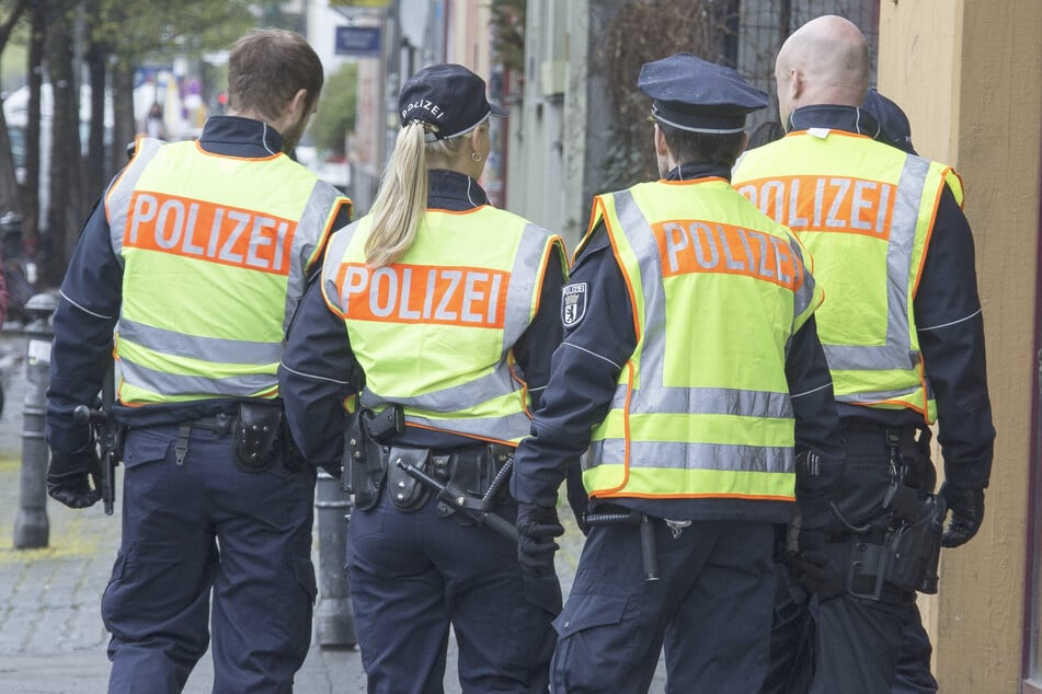 Polizisten im Einsatz - im vergangenen Jahr registrierte die KostEx sechs neue Rechtsextremismus-Fälle in der Truppe.