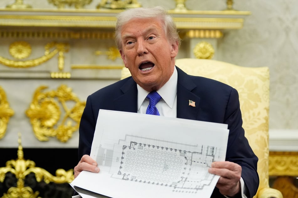 US-Präsident Donald Trump (79) hält einen Sitzplan des neuen Ballsaals im Weißen Haus in der Hand.