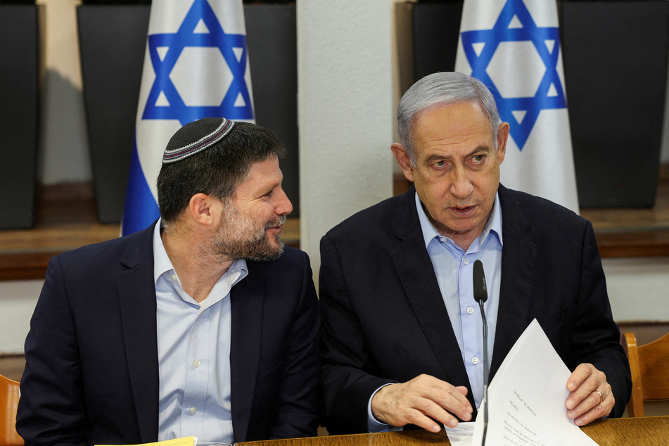 Israeli Prime Minister Benjamin Netanyahu (r.) speaks with Minister of Finance Bezalel Smotrich.