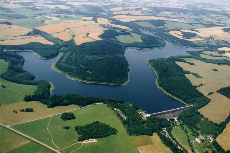 An der Talsperre Dröda im Vogtland ist in dieser Woche ein Experiment zur Verbesserung der Wasserqualität gestartet. Dazu wird an einer Vorspeise eine Chemikalie ins Wasser gegeben.