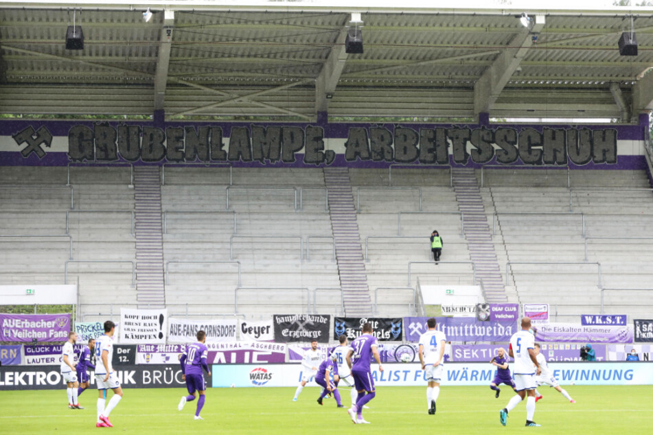 Nehmen die 36 DFL-Vereine in der Mehrheit die DFL-Vorschläge an, könnte es auf der Auer Fan-Tribüne weiterhin so aussehen - gähnende Leere. Stehplätze wären dann verboten - genauso wie Gästefans und Alkohol.