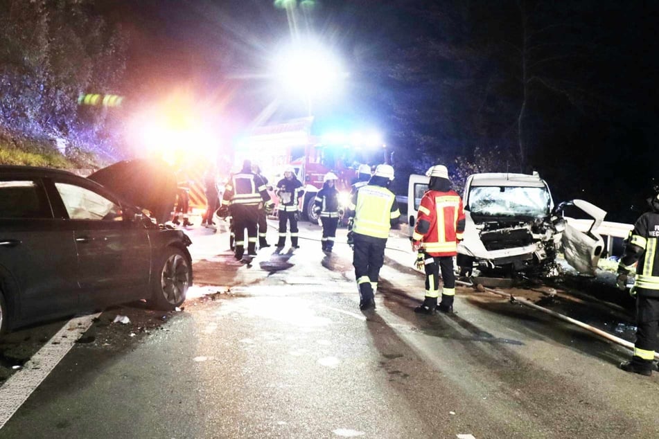 Die Feuerwehr war mit zahlreichen Kräften an der Unfallstelle.