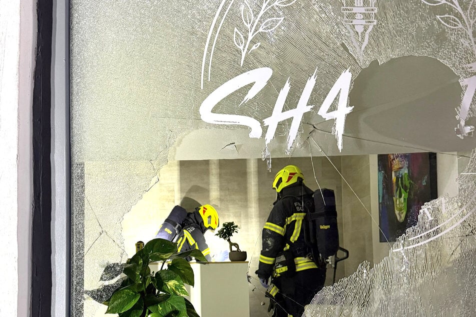 Die Scheiben wurden gegen 1.40 Uhr eingeschlagen. Polizei und Feuerwehr waren vor Ort.