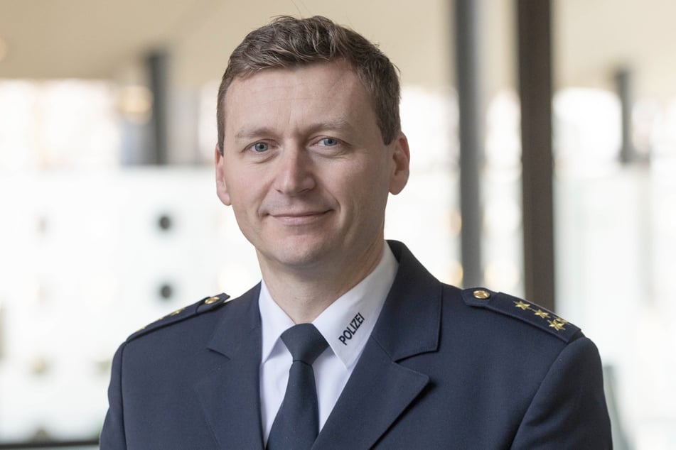 Die meisten Fälle von Rassismus, Fremdenfeindlichkeit und Antisemitismus stammen aus Chatgruppen, weiß der Leitende Polizeidirektor Hendrik Schlicke (43).