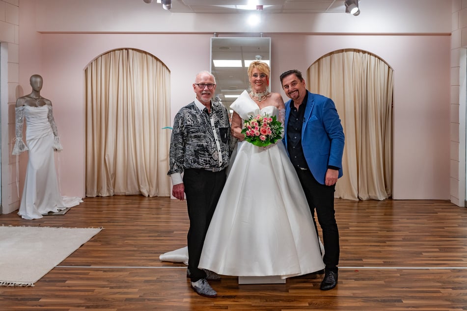 TV-Profi Uwe Hermann (62, r.) hat Bernd Bösser (79) und seiner Frau Magdaliese (75) zu einem traumhaften 55. Hochzeitstag verholfen.