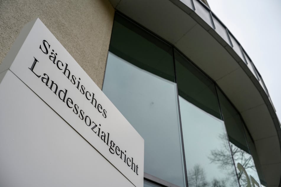 Das Landessozialgericht (LSG) entschied, dass der Mann trotzt seines Auslandsaufenthalts weiter Bürgergeld bekommt.