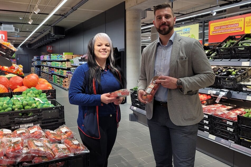 Filialleiterin Sarah Opitz (32) und Regional-Verkaufsleiter Kevin Schmalenströer (29) in der neuen ALDI-Filiale.