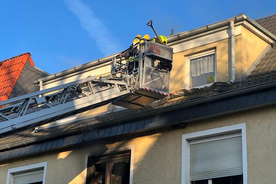 Über eine Drehleiter rückten die Einsatzkräfte dem Feuer zu Leibe.