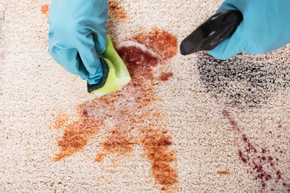 Teppich reinigen: So entfernt man Flecken richtig