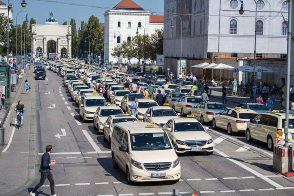 Bereits 2018 protestieren Münchner Taxifahrer mit einer Sternfahrt gegen die "Uberisierung".