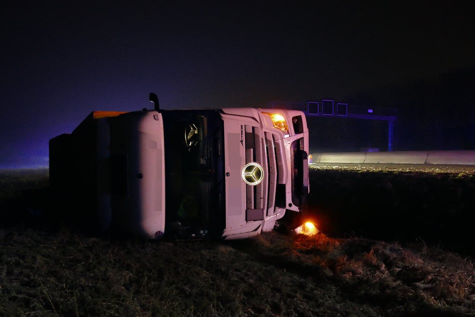 Auf der A61 bei Rheinbach ist ein Lkw aus noch ungeklärter Ursache umgekippt.