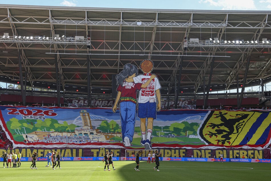 Mit einer beeindruckenden Choreo zum 70-jährigen Bestehen des Zentralstadions wurde der erste Spieltag in der Red Bull Arena am Samstag eingeläutet.