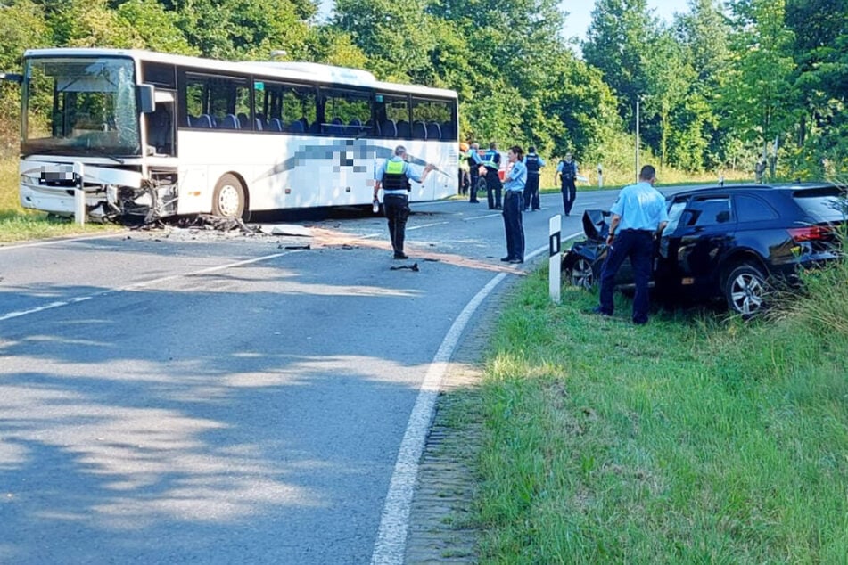 Unfall am heutigen Donnerstagmorgen: Auf dem Foto der Polizei sind Spuren des Aufpralls am Schulbus und ein Auto im Straßengraben zu sehen.