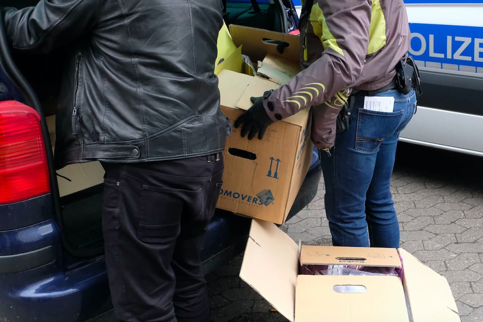 49 Beschuldigte in Bayern wurde von der Polizei bei der Razzia durchsucht. (Symbolbild)