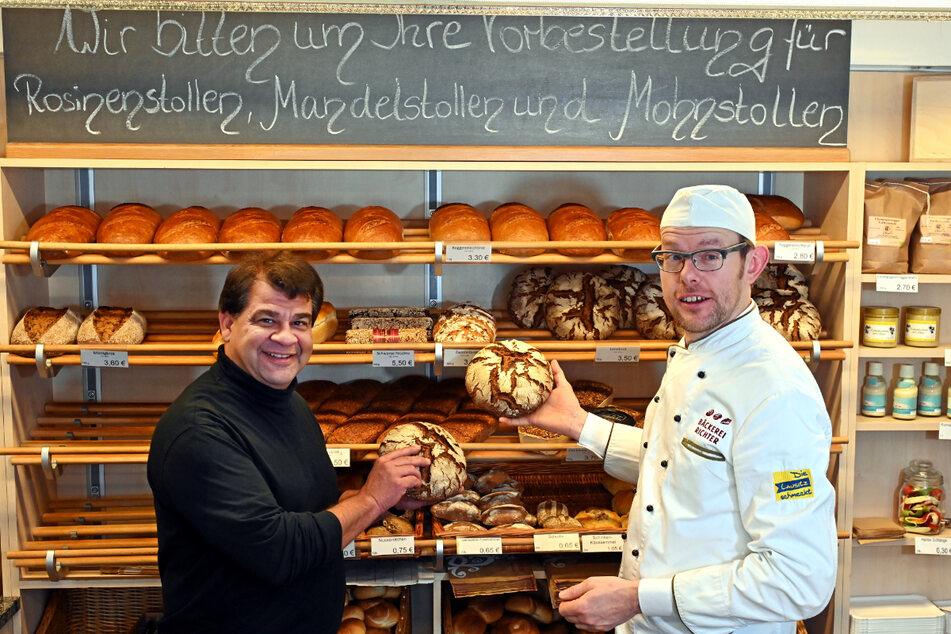 Bäckermeister Stefan Richter (43, r.) und der Kubschützer Bürgermeister Olaf Reichert (54) in der Bäckerei. Der Bürgermeister ist schwer angetan von den Backhaus-Plänen des Handwerkers.