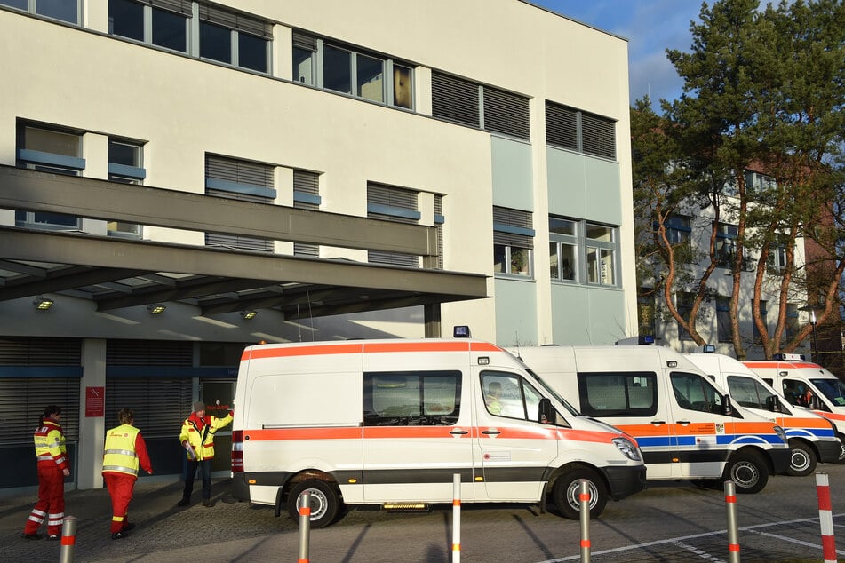 Krankenwagen stehen vor dem Krankenhaus in Oranienburg.