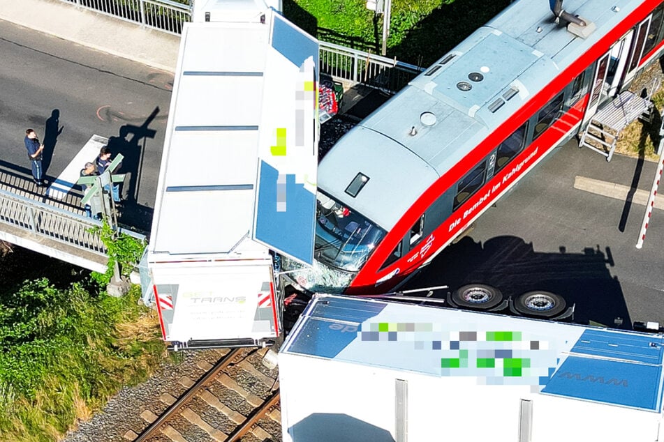 Regionalbahn kracht in Getränke-Lastwagen