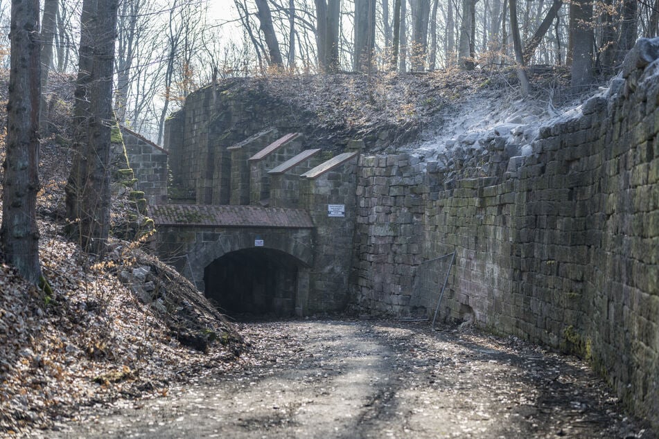 Was von Weitem fast wie Schnee aussieht, ist Spritzbeton, der auf der Mauerkrone verteilt wurde.