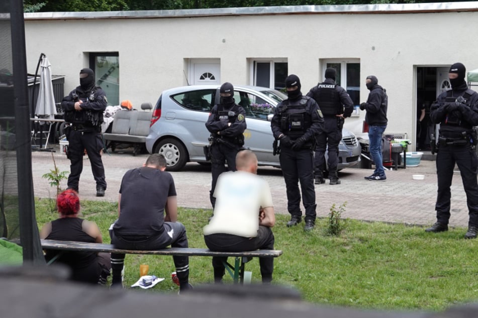 Im Bereich Hansastraße/Radeburger Straße läuft es seit Freitagmorgen ein größerer Polizeieinsatz.