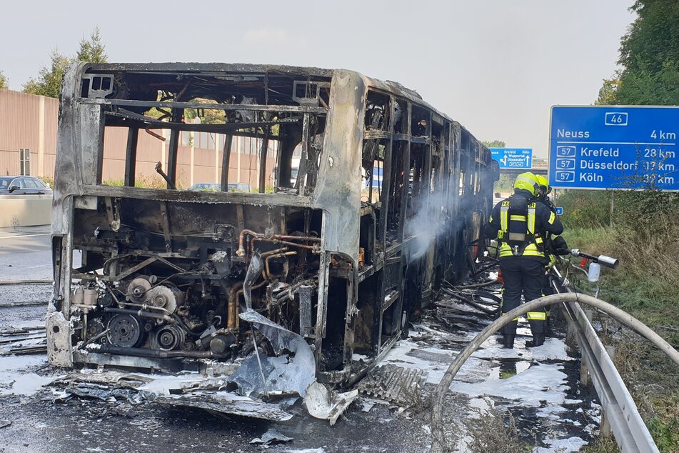 Der Bus war auf der Autobahn unterwegs und geriet aus bislang ungeklärter Ursache in Brand.