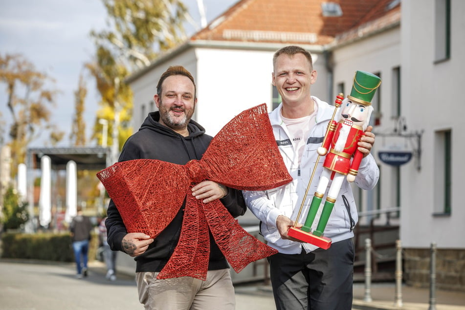 Tobias Gehre (37, l.) und Thomas Kian-Zenker (40) sind die Initiatoren des "Charity Adventssingens". Bei schlechtem Wetter findet es im benachbarten Eventraum der Whisky Manufaktur statt.