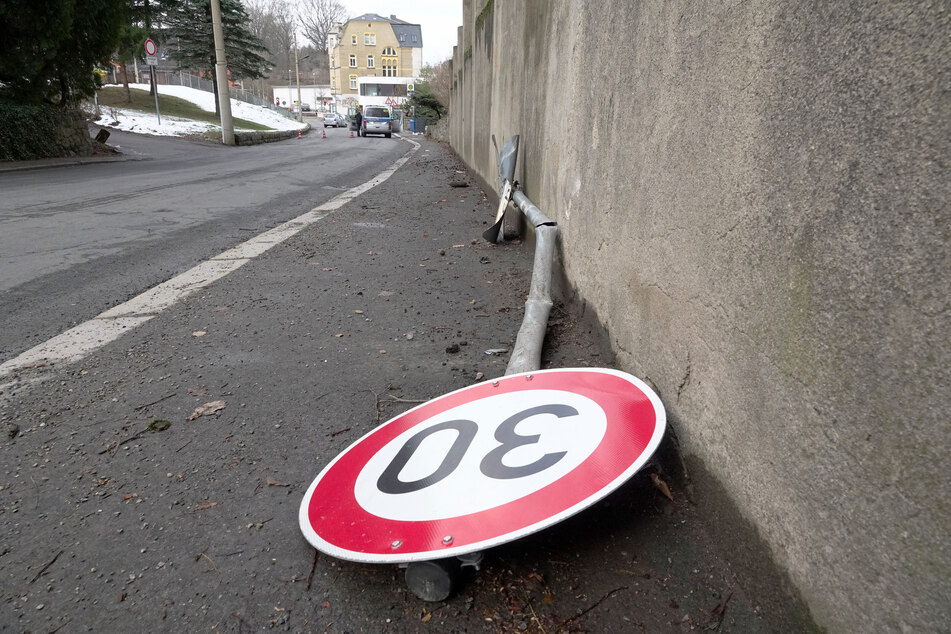 Auch ein Verkehrsschild wurde in Mitleidenschaft gezogen.