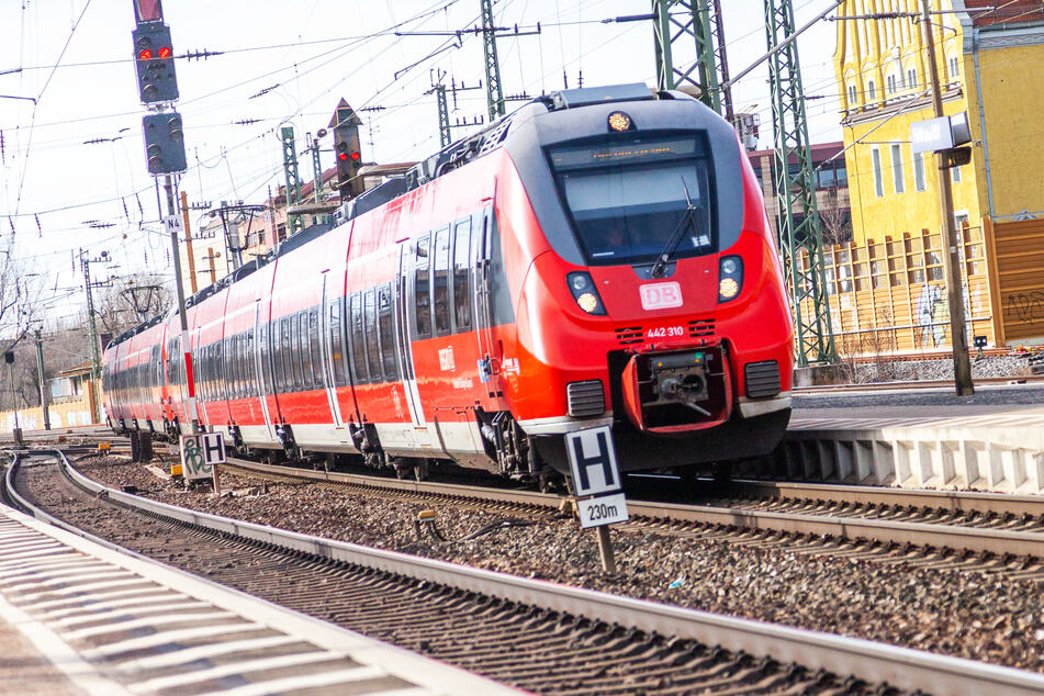 Beim Nebenherlaufen neben einer Regionalbahn verlor eine 25-Jährige einen Fuß. (Symbolbild)