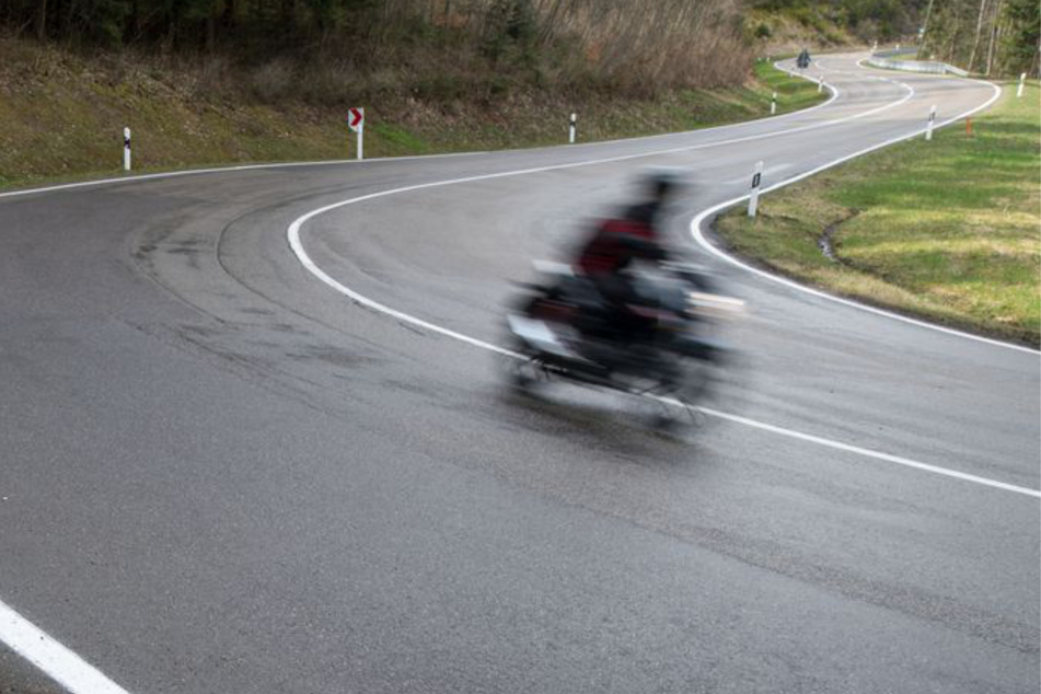 Nach dem Unfall wurde die betroffene Straße rund sechs Stunden lang gesperrt. (Symbolbild)