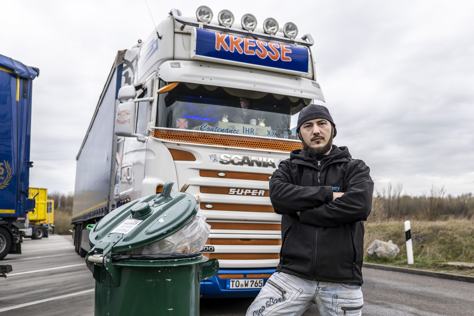 Fernfahrer Denny Hennig (31) und seine Kollegen sind sauer: Rastplätze sind vermüllt, Sanitäranlagen dreckig.