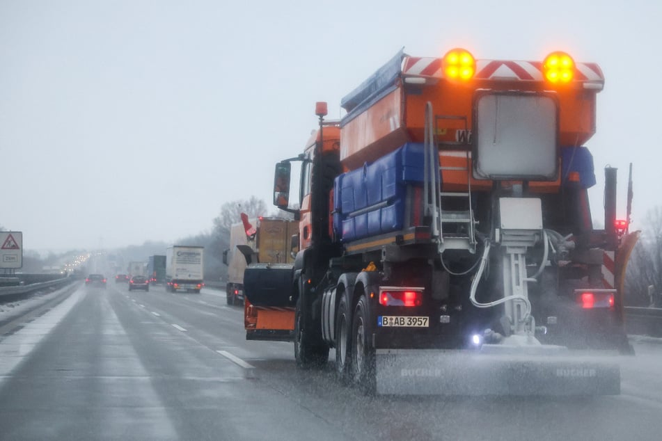 Wetterdienst warnt in NRW vor glatten Straßen - erste Unfälle mit Blechschäden